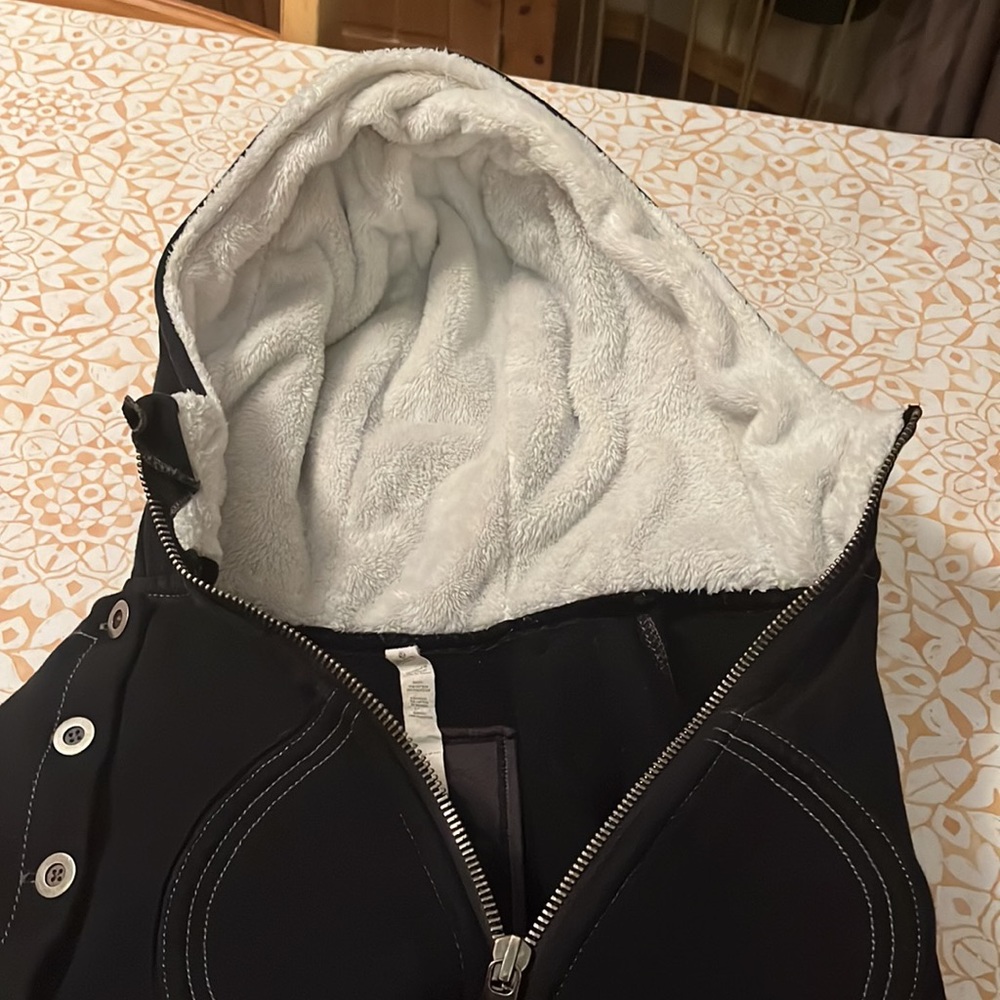 Lululemon Special Edition hoodie. Detachable sleeves. Size 10. Dark blue/black. - Picture 7 of 7
